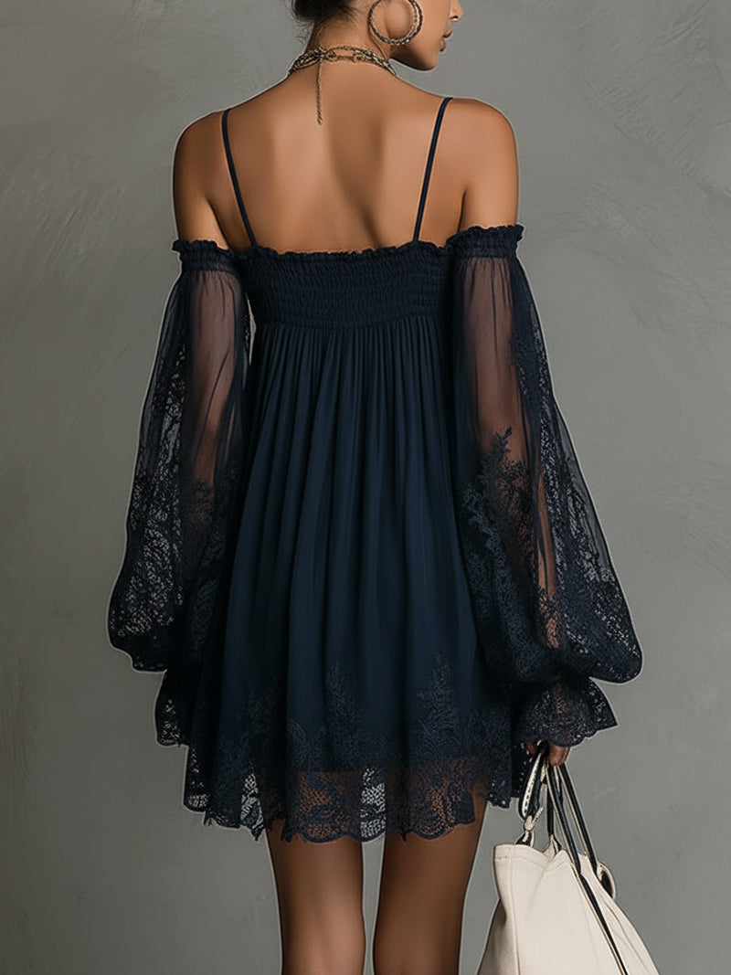 Lissée Paris™ | Noémie | Robe courte en mousseline bleu marine à épaules dénudées et finitions dentelle