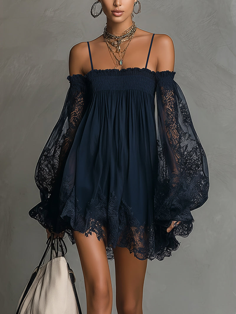 Lissée Paris™ | Noémie | Robe courte en mousseline bleu marine à épaules dénudées et finitions dentelle