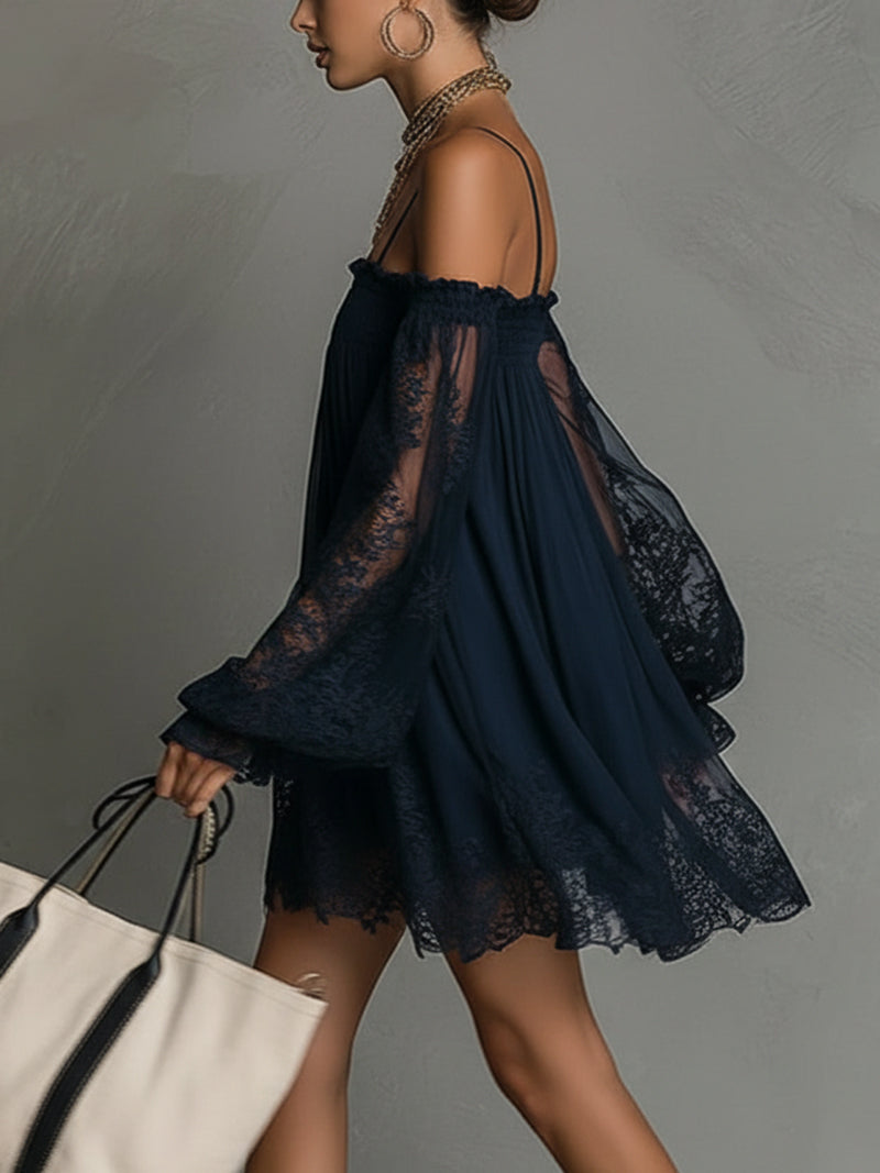 Lissée Paris™ | Noémie | Robe courte en mousseline bleu marine à épaules dénudées et finitions dentelle
